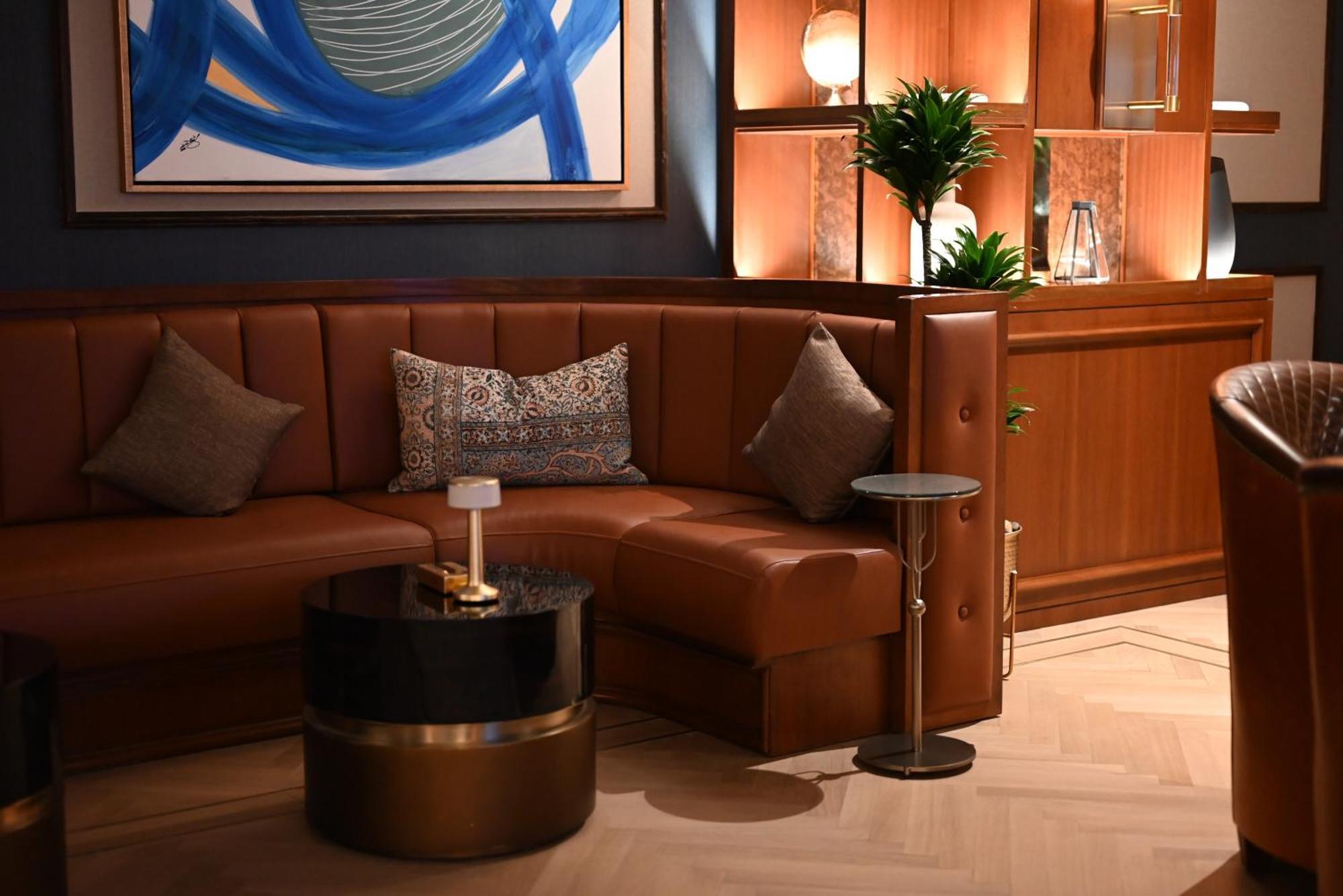 Mansard Riyadh, A Radisson Collection Hotel Экстерьер фото A leather sofa